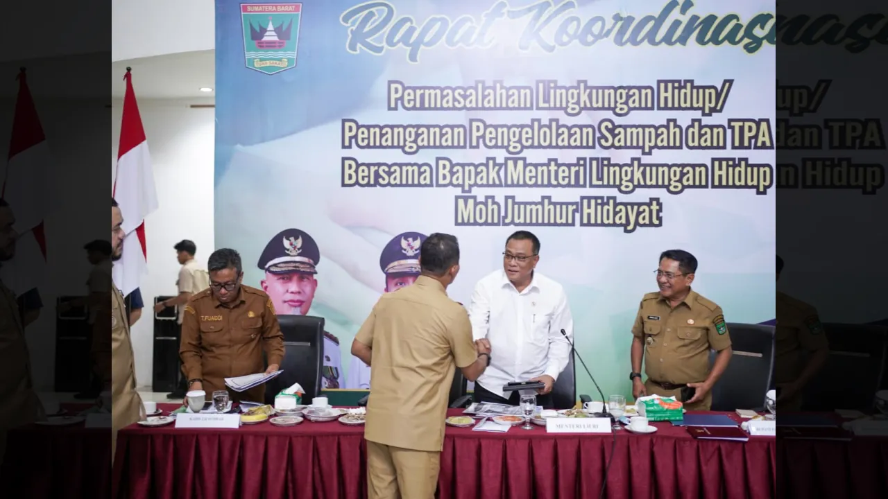 Bupati Solok Jon Firman Pandu hampiri Menteri Jumhur Hidaya untuk bersalaman